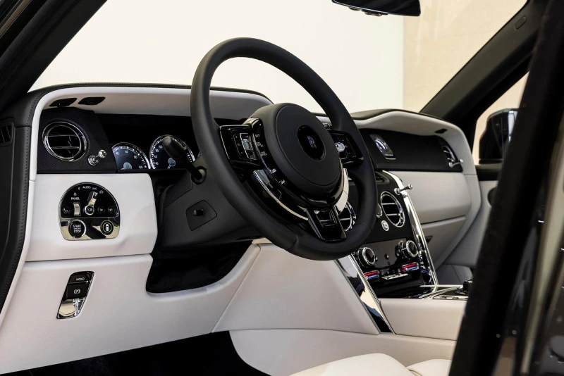 Rolls-Royce Cullinan 6.7 V12/ HEAD UP/ PANO/ TV/, снимка 13 - Автомобили и джипове - 51595198