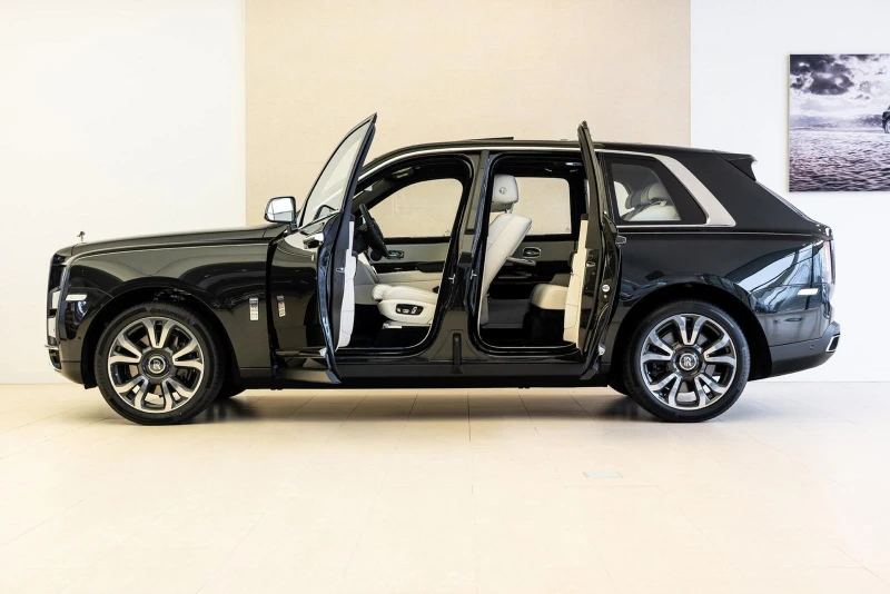 Rolls-Royce Cullinan 6.7 V12/ HEAD UP/ PANO/ TV/, снимка 11 - Автомобили и джипове - 51595198
