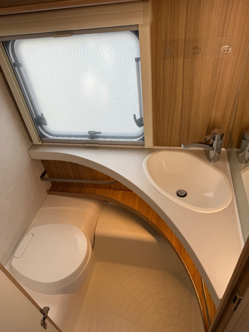 Каравана Fendt 515 Bianco Swiss Edition Климатик, Мувър, Тента, снимка 12 - Каравани и кемпери - 51042855