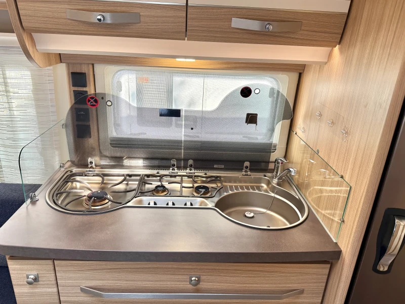 Каравана Fendt 515 Bianco Swiss Edition Климатик, Мувър, Тента, снимка 7 - Каравани и кемпери - 51042855