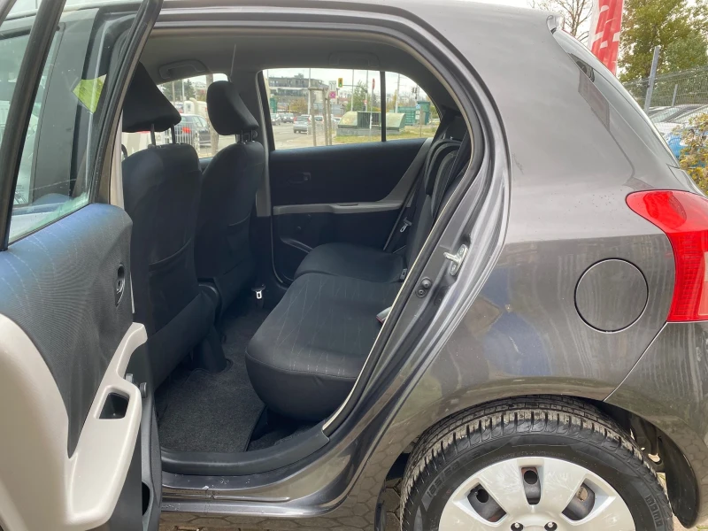 Toyota Yaris 1.0VVT-i/KLIMA, снимка 13 - Автомобили и джипове - 52349208