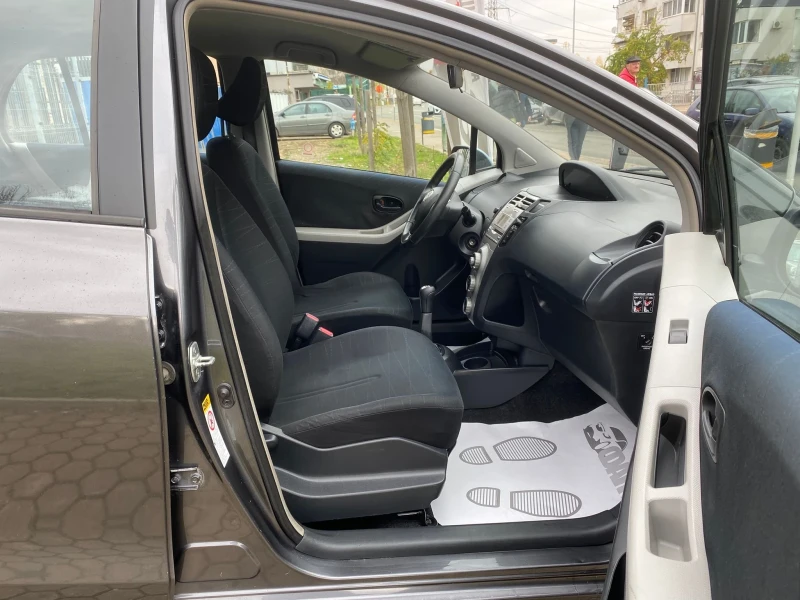 Toyota Yaris 1.0VVT-i/KLIMA, снимка 10 - Автомобили и джипове - 52349208