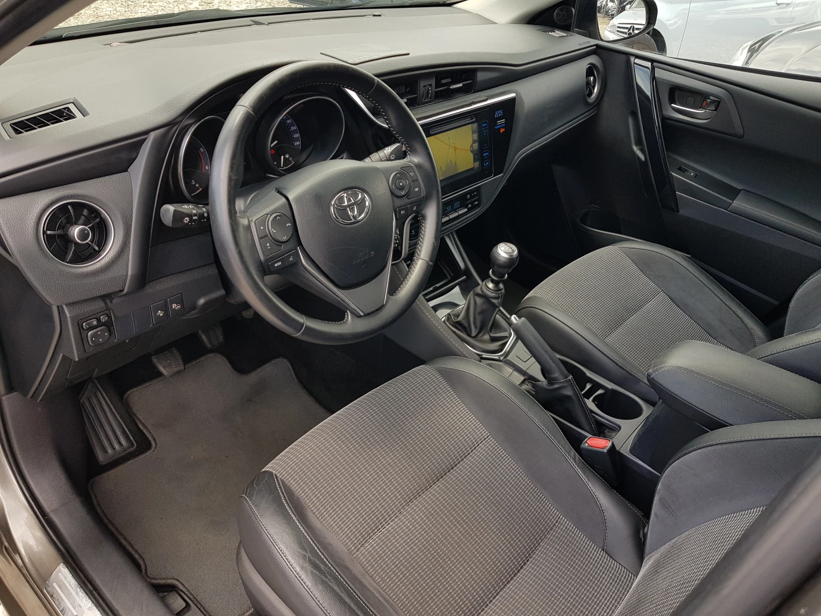 Toyota Auris LOUNGE/PREMIUM Touring Sports 1.6 D-4D FACELIFT, снимка 9 - Автомобили и джипове - 54523731