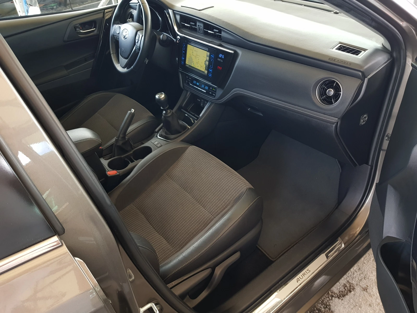 Toyota Auris LOUNGE/PREMIUM Touring Sports 1.6 D-4D FACELIFT, снимка 11 - Автомобили и джипове - 54523731