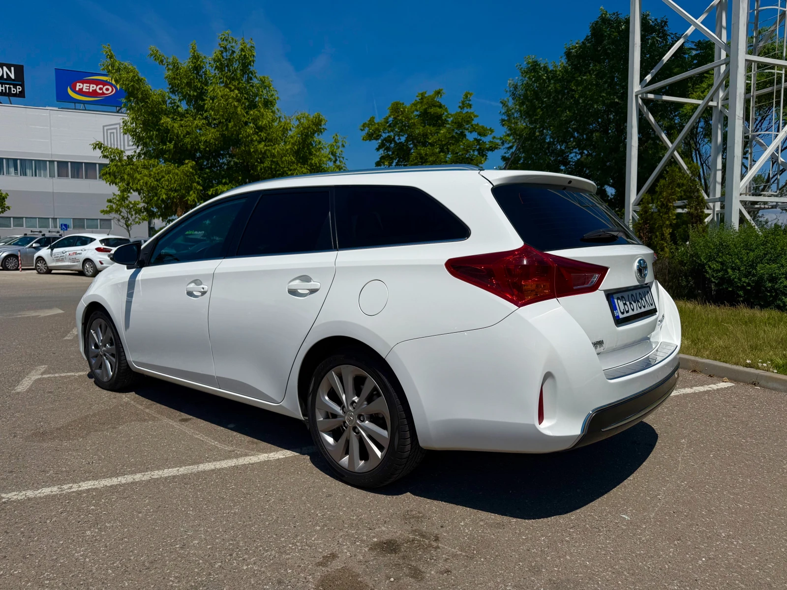 Toyota Auris 1.8 Hybrid, снимка 3 - Автомобили и джипове - 54882535