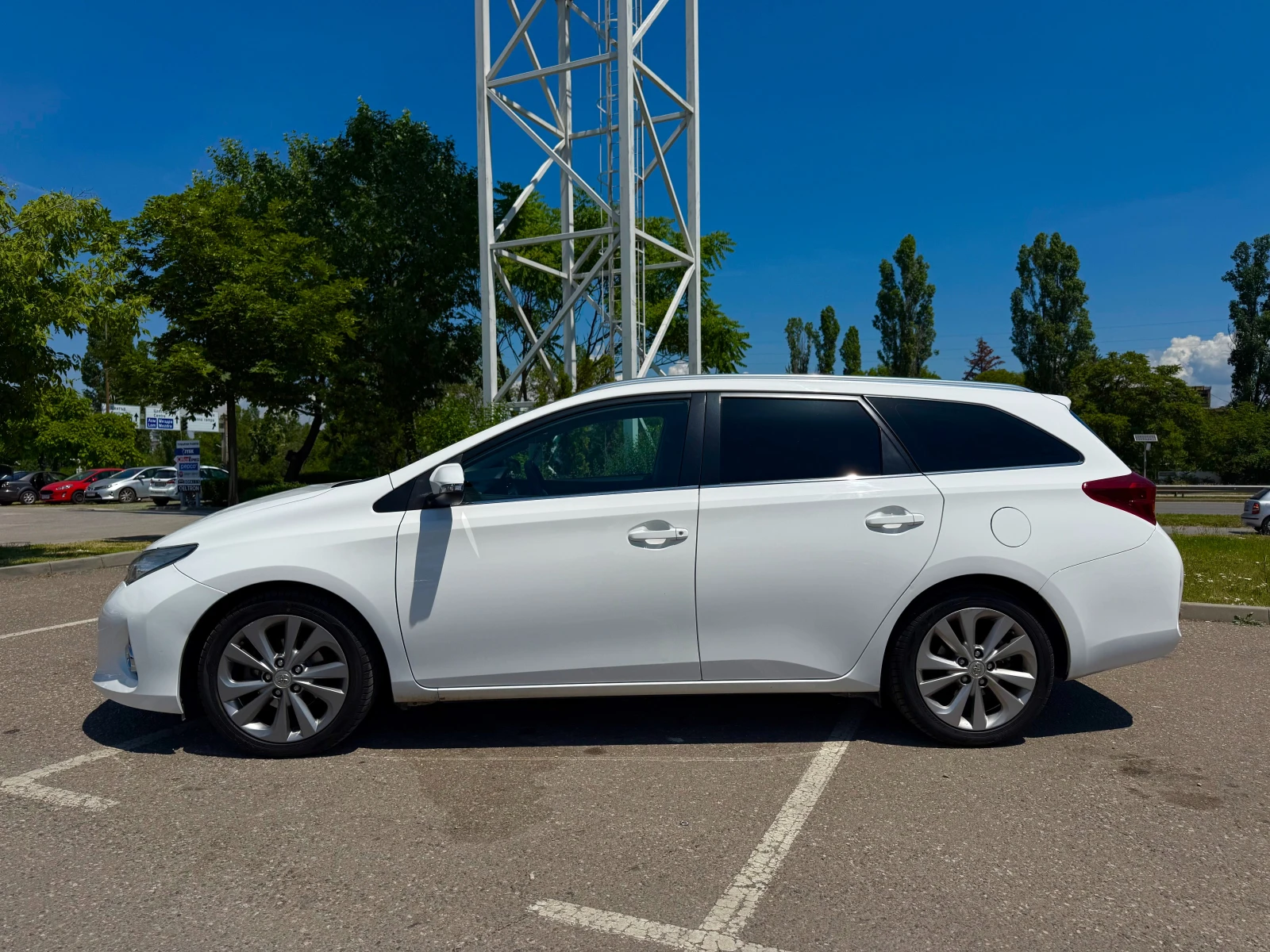 Toyota Auris 1.8 Hybrid, снимка 2 - Автомобили и джипове - 54882535