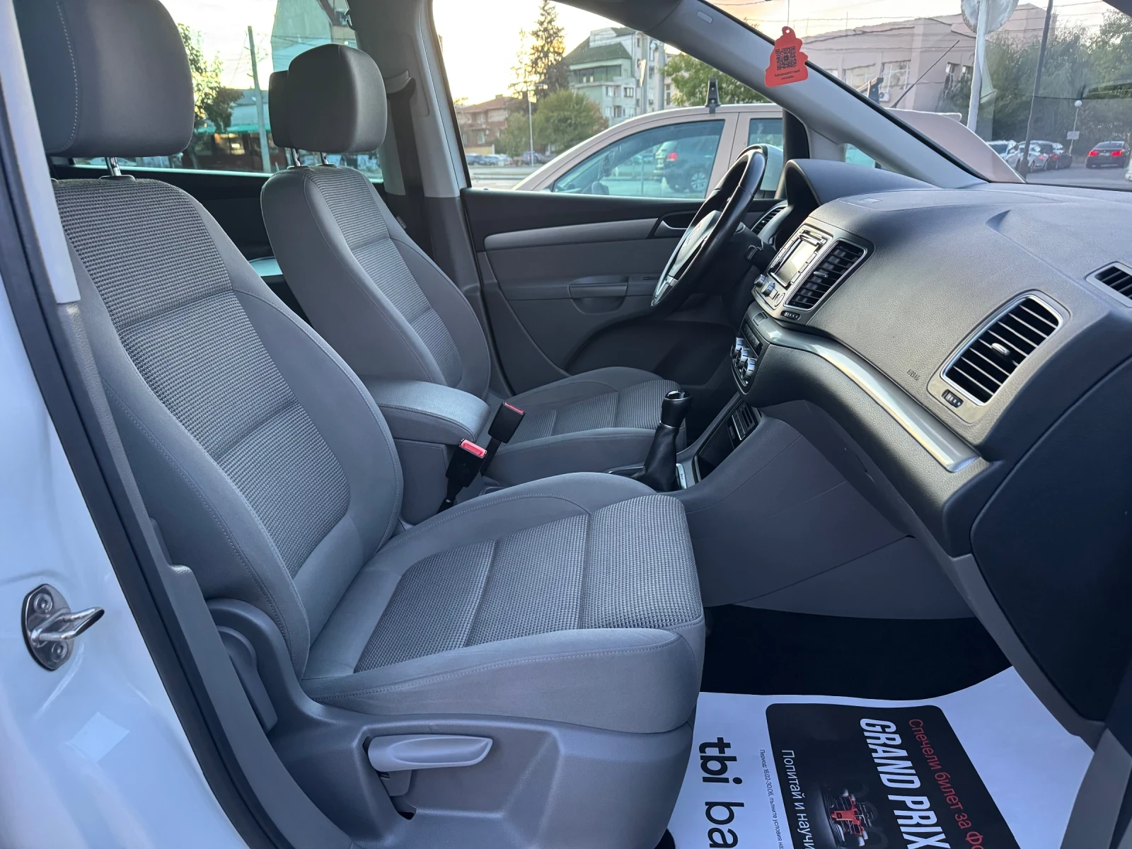 VW Sharan 2.0TDi 4Motion, снимка 9 - Автомобили и джипове - 56365741