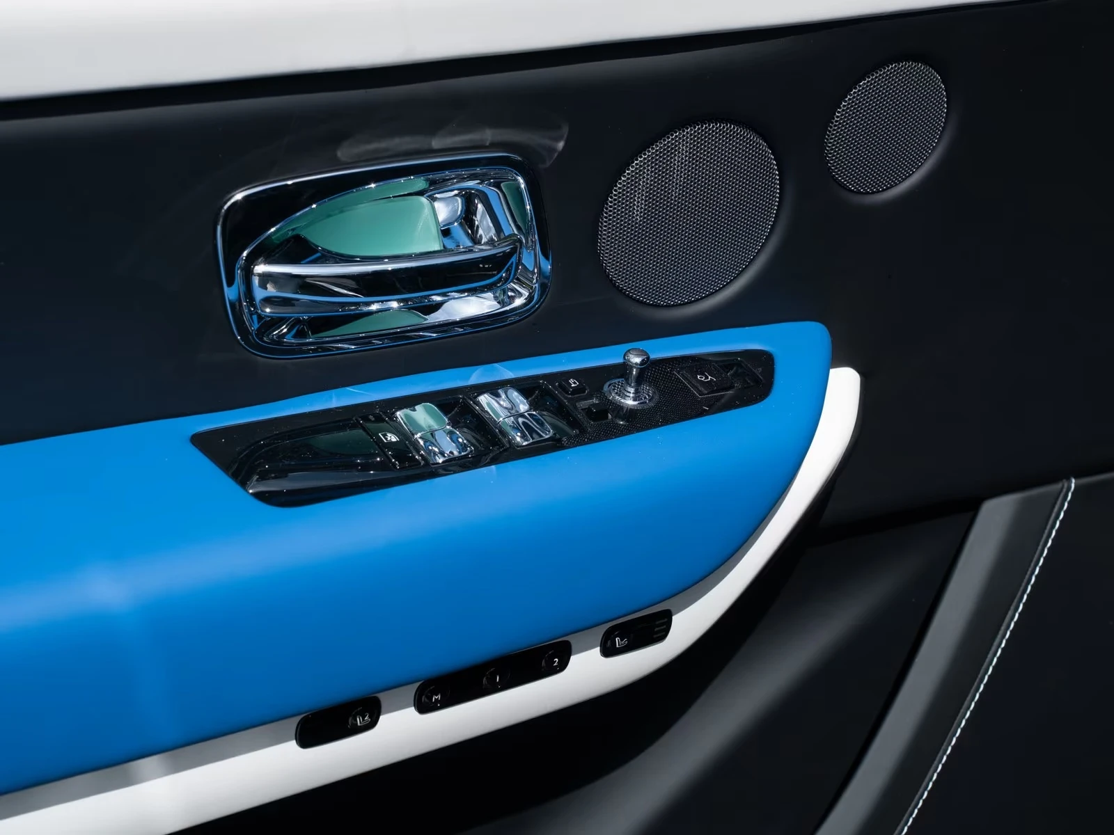 Rolls-Royce Cullinan V12 / BESPOKE / 360 / NIGHT / PANO, снимка 5 - Автомобили и джипове - 54960059