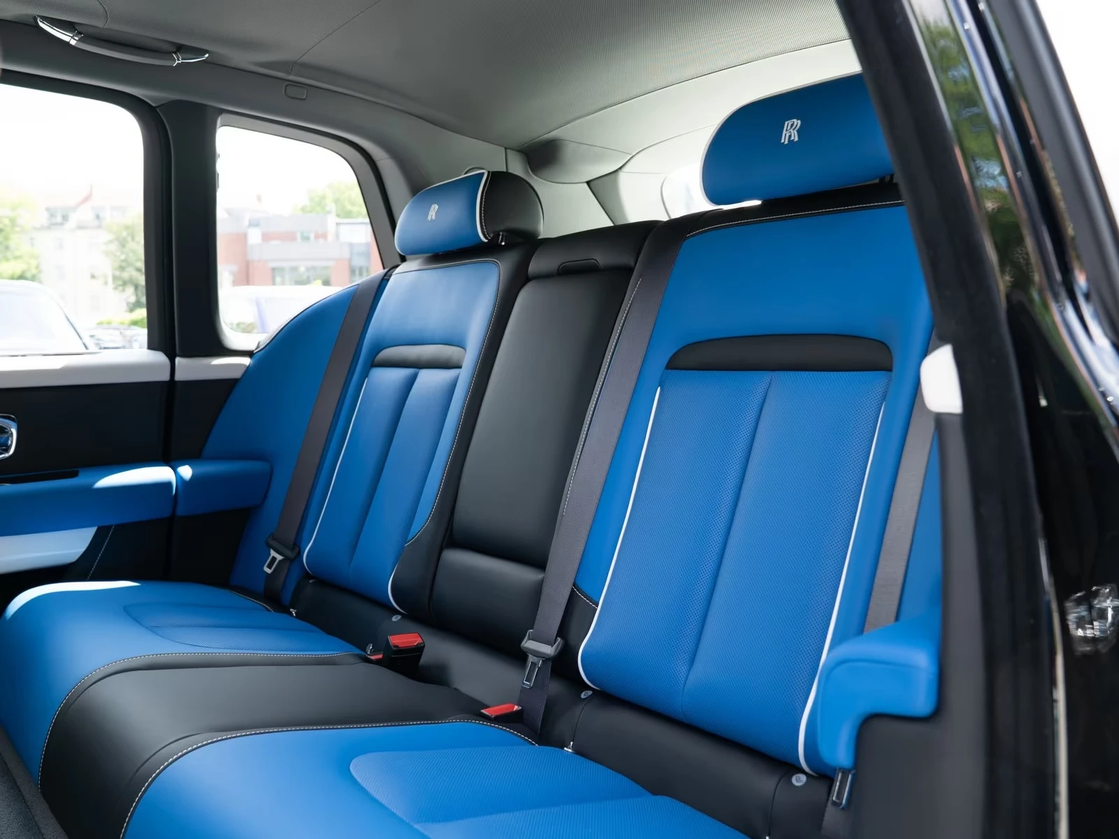 Rolls-Royce Cullinan V12 / BESPOKE / 360 / NIGHT / PANO, снимка 14 - Автомобили и джипове - 54960059