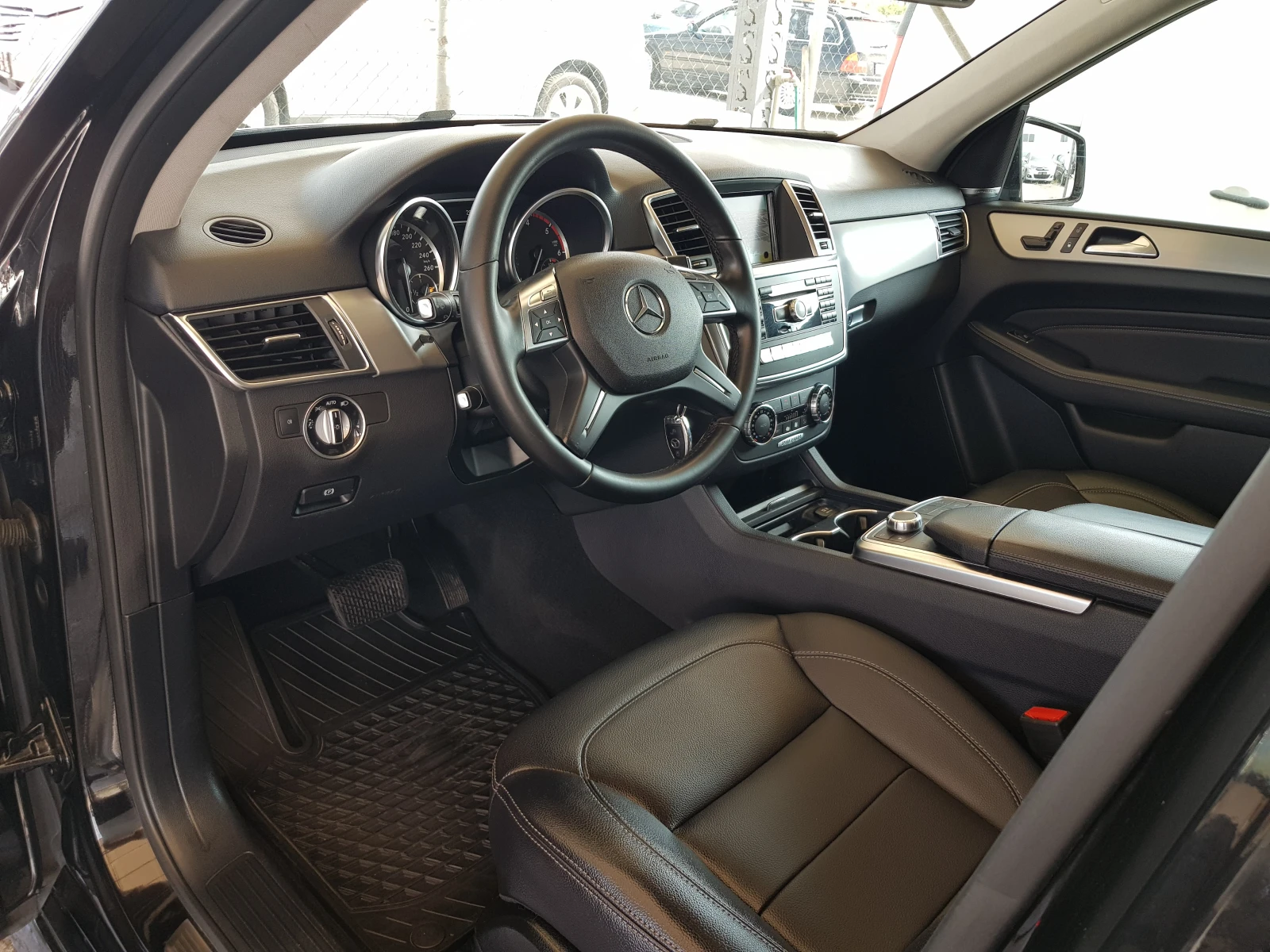 Mercedes-Benz ML 250 CDI 4matic AMG PREMIUM/ПАНОРАМА/HARMAN KARDON, снимка 9 - Автомобили и джипове - 55815013