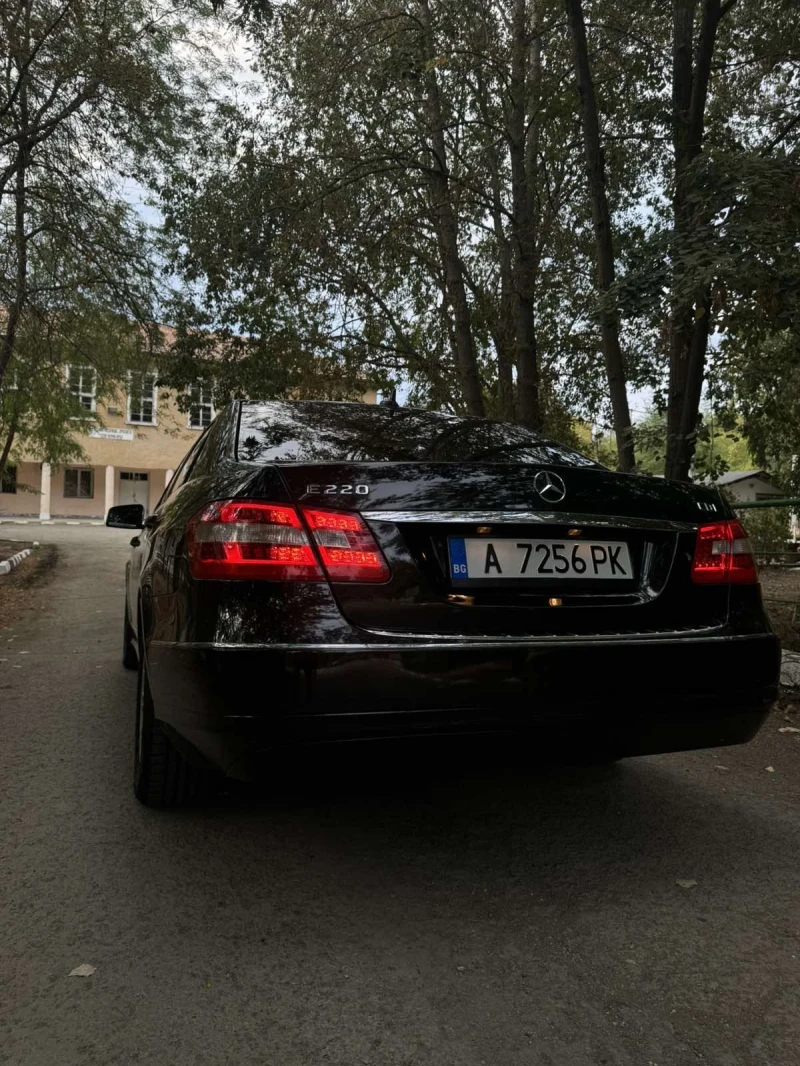 Mercedes-Benz E 220, снимка 2 - Автомобили и джипове - 49392030