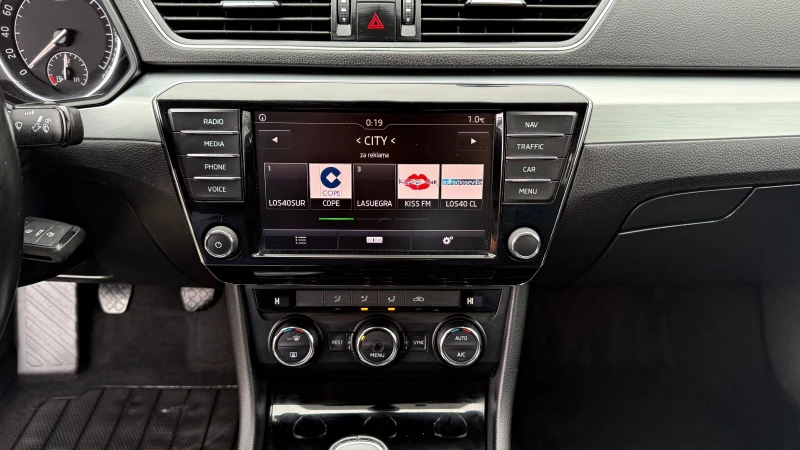 Skoda Superb 2.0TDI ДИСТРОНИК НАВИ БИ-КСЕНОН ЕВРО 6, снимка 10 - Автомобили и джипове - 53432641