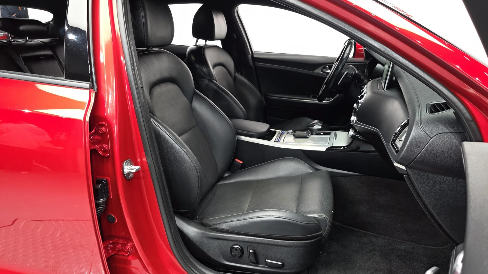 Kia Stinger 2.0* ЕЛ. БАГАЖНИК* BLIND SPOT* КРАЙНА ЦЕНА, снимка 10 - Автомобили и джипове - 55348319