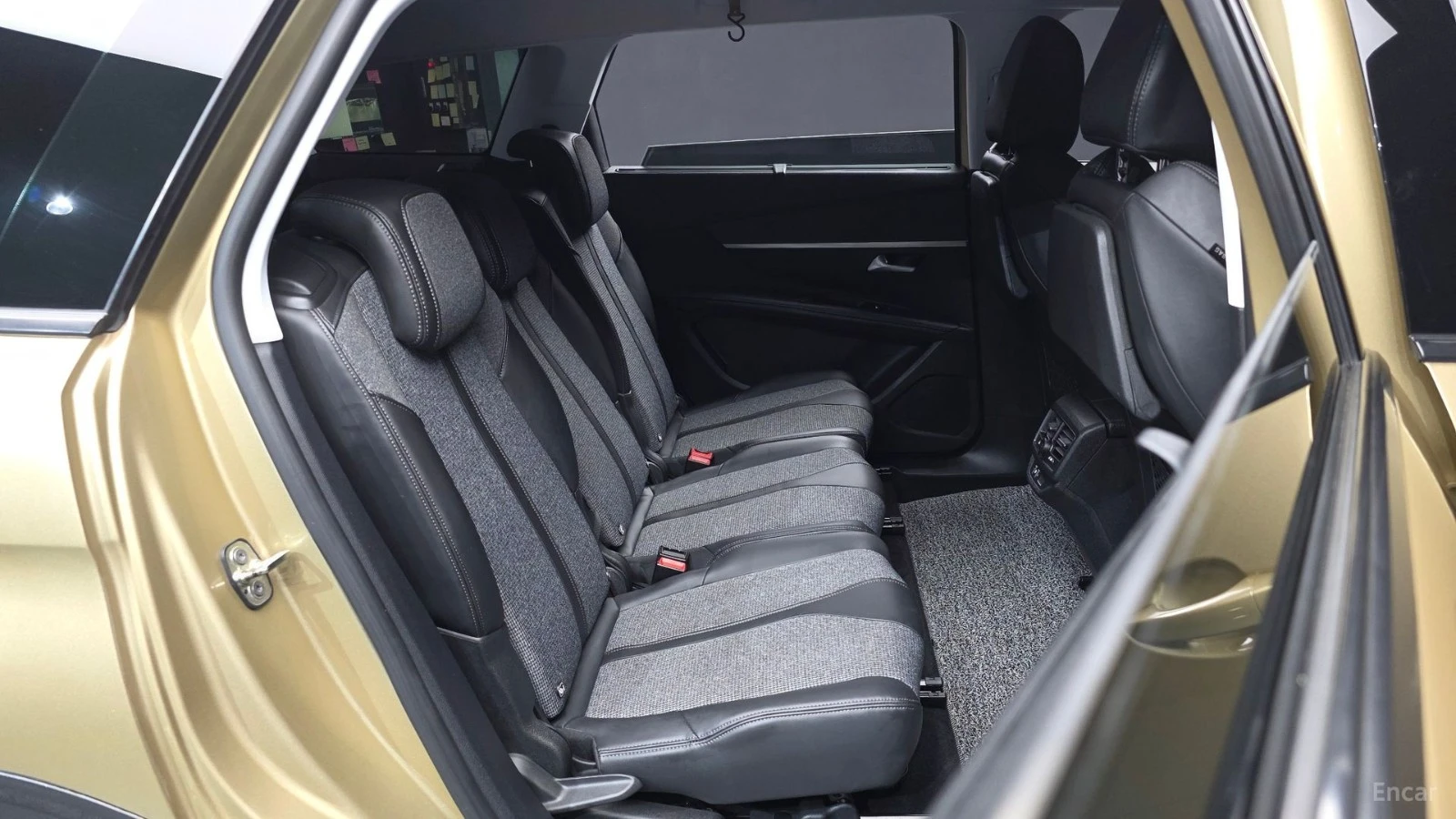 Peugeot 5008 * ALLURE* 360* ПАНО* KEYLESS* Camera* ПОДГРЕВ* , снимка 12 - Автомобили и джипове - 55570512