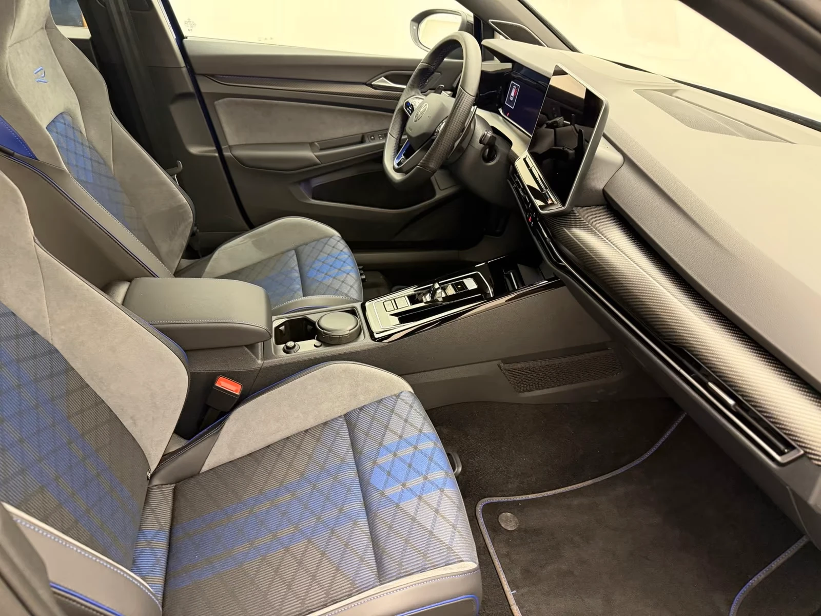 VW Golf R* 4M* BLACK-STYLE* PANO* DISTR* 360CAM* , снимка 13 - Автомобили и джипове - 55723017