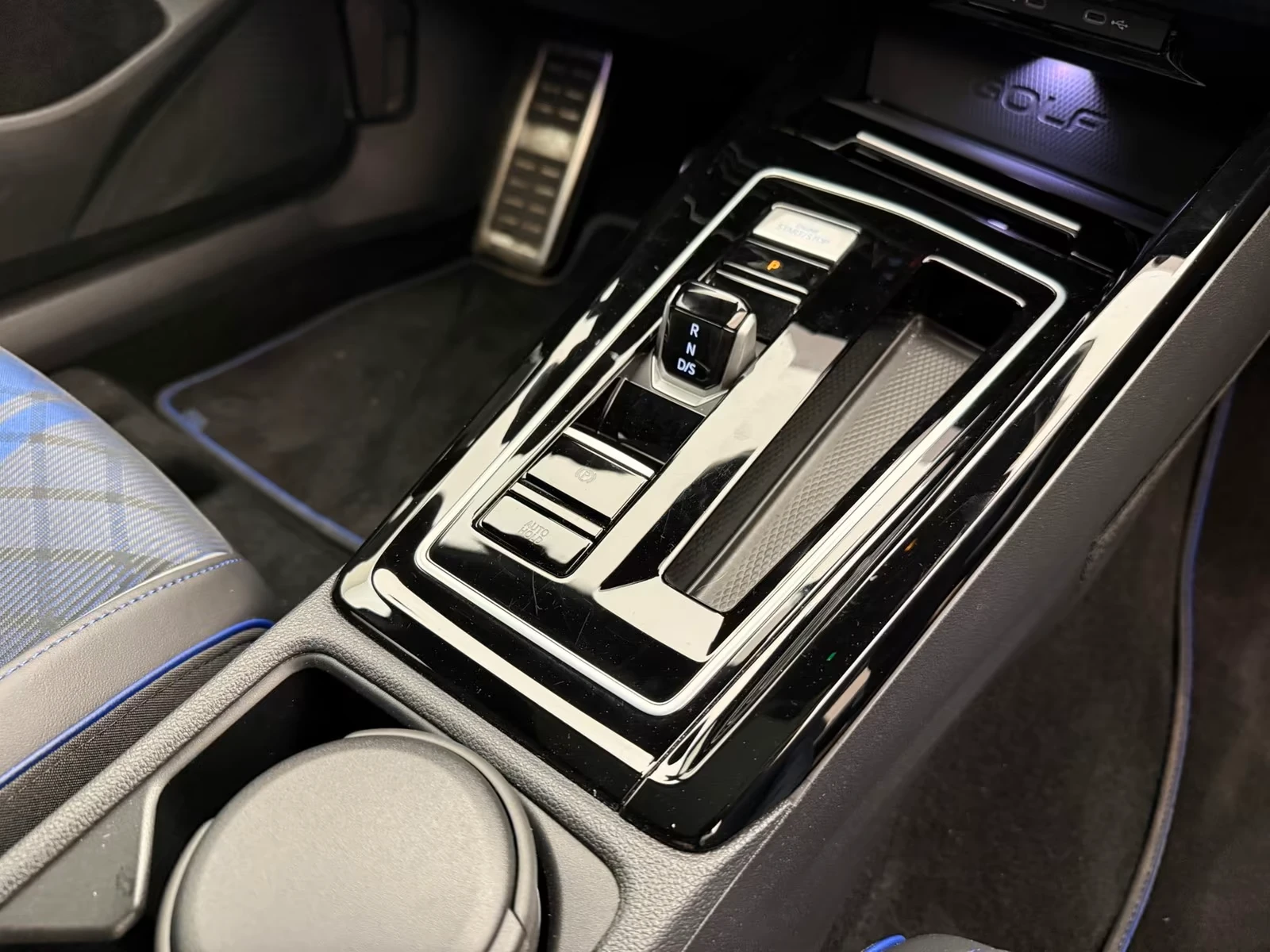VW Golf R* 4M* BLACK-STYLE* PANO* DISTR* 360CAM* , снимка 12 - Автомобили и джипове - 55723017