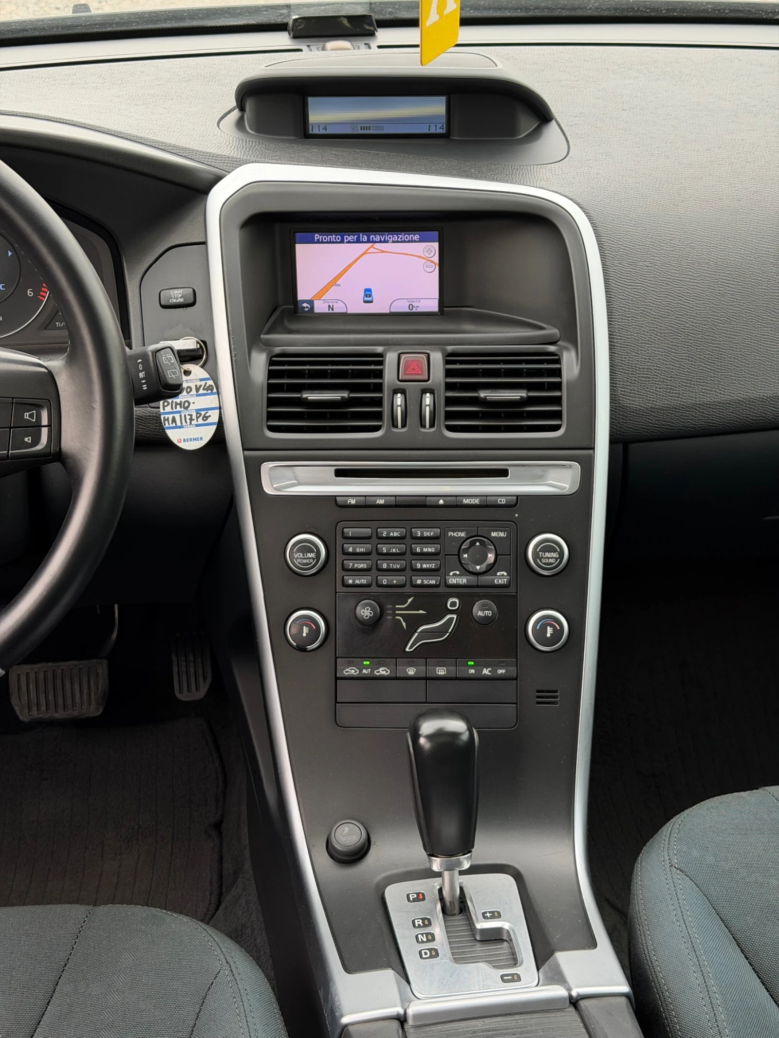 Volvo XC60 2.4D5 163к.с * Навигация* * Панорама* * Италия* , снимка 16 - Автомобили и джипове - 55043749
