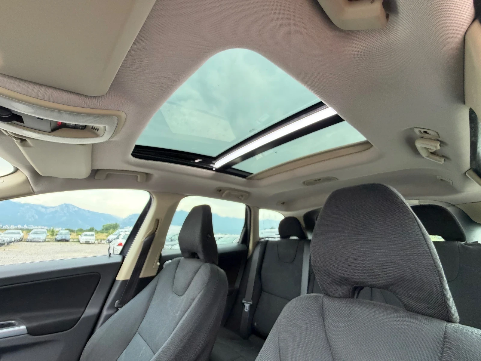 Volvo XC60 2.4D5 163к.с * Навигация* * Панорама* * Италия* , снимка 15 - Автомобили и джипове - 55043749