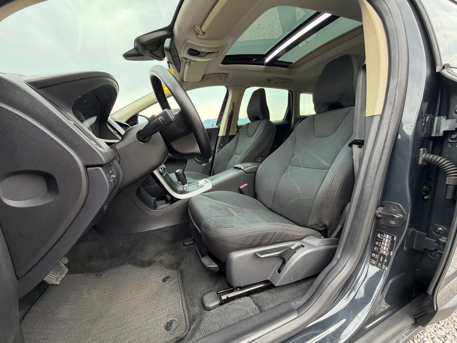 Volvo XC60 2.4D5 163к.с * Навигация* * Панорама* * Италия* , снимка 12 - Автомобили и джипове - 55043749