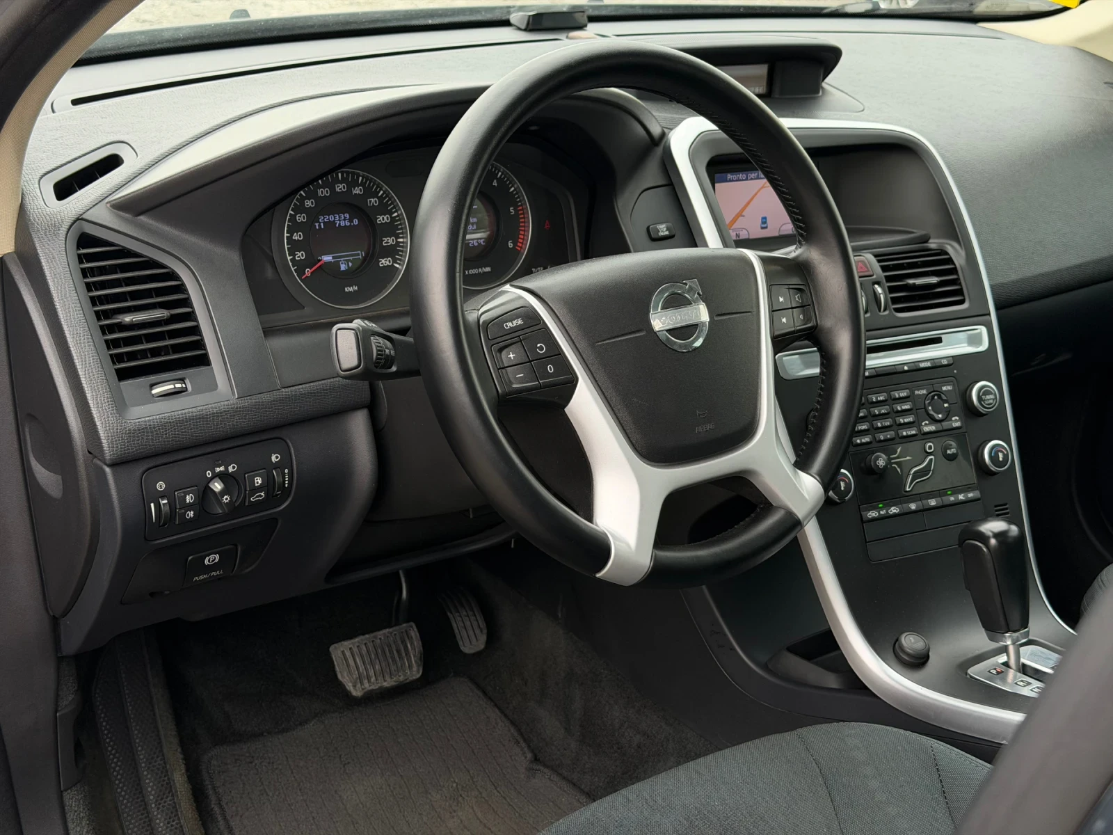 Volvo XC60 2.4D5 163к.с * Навигация* * Панорама* * Италия* , снимка 9 - Автомобили и джипове - 55043749