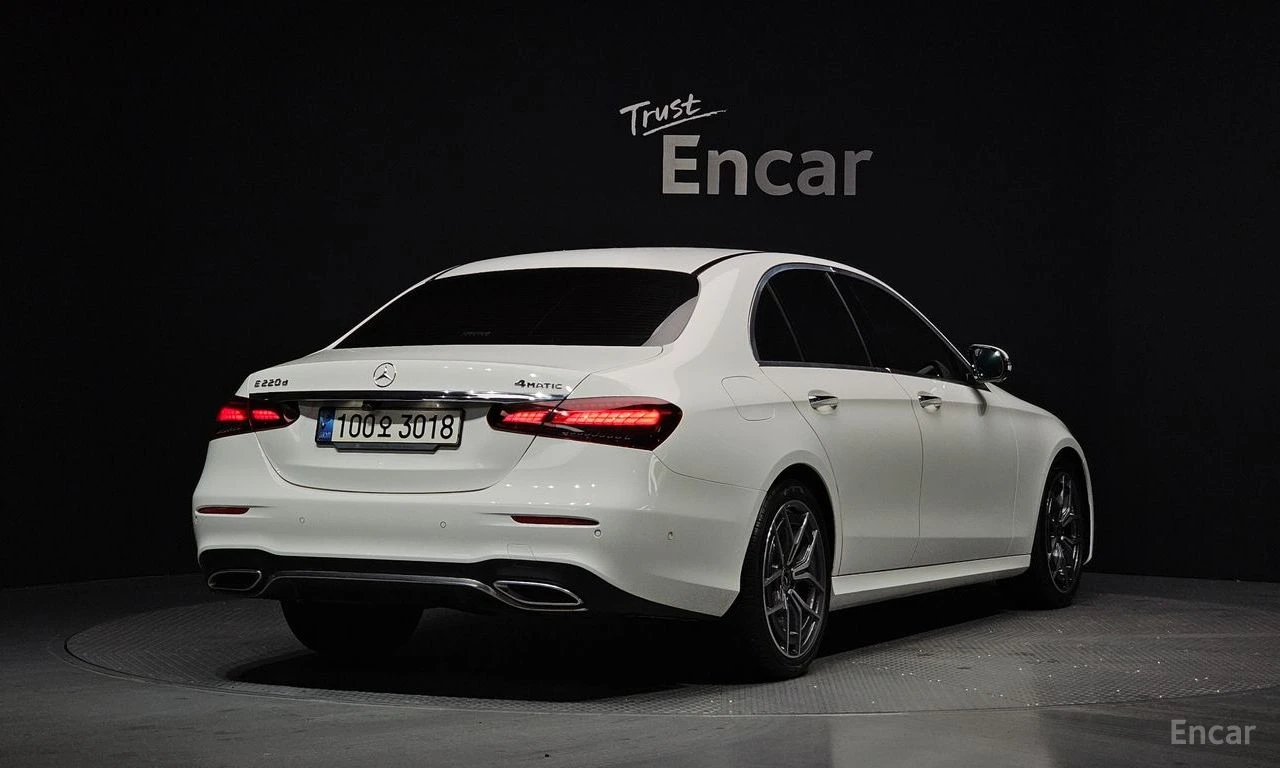 Mercedes-Benz E 220 4MATIC* AMG* HEAD-UP* 360 КАМЕРИ* ДИСТРОНИК* КЕЙЛЕ, снимка 4 - Автомобили и джипове - 54379942