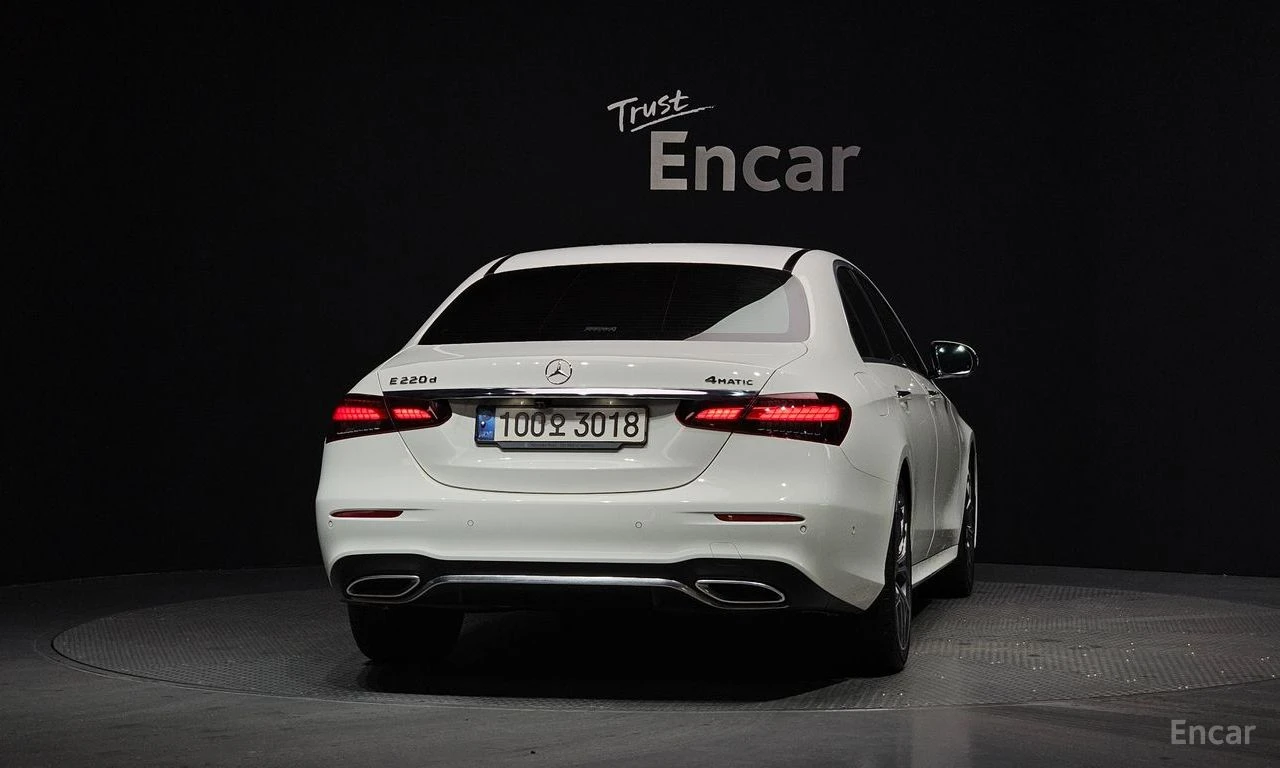 Mercedes-Benz E 220 4MATIC* AMG* HEAD-UP* 360 КАМЕРИ* ДИСТРОНИК* КЕЙЛЕ, снимка 3 - Автомобили и джипове - 54379942