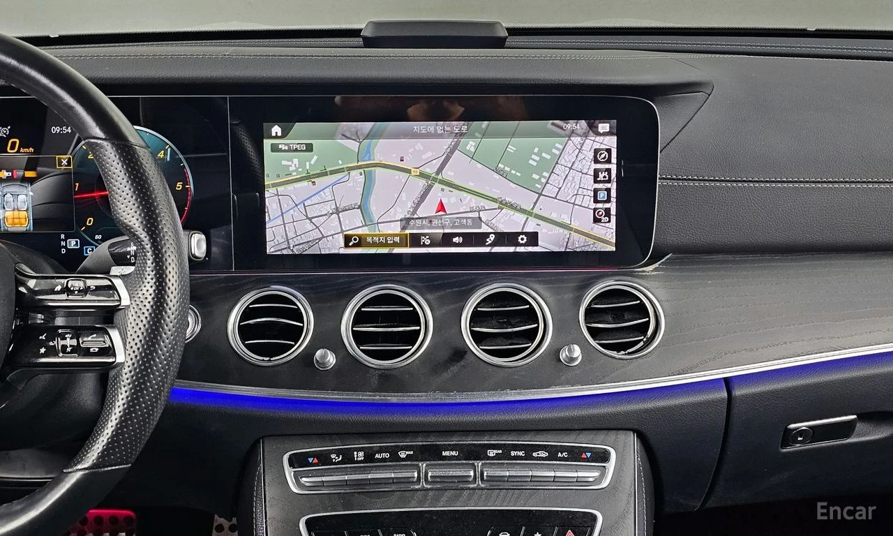 Mercedes-Benz E 220 4MATIC* AMG* HEAD-UP* 360 КАМЕРИ* ДИСТРОНИК* КЕЙЛЕ, снимка 13 - Автомобили и джипове - 54379942