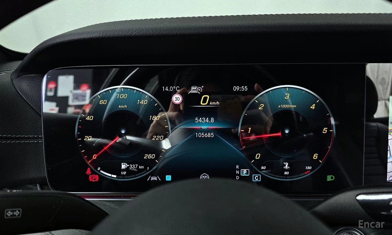 Mercedes-Benz E 220 4MATIC* AMG* HEAD-UP* 360 КАМЕРИ* ДИСТРОНИК* КЕЙЛЕ, снимка 12 - Автомобили и джипове - 54379942