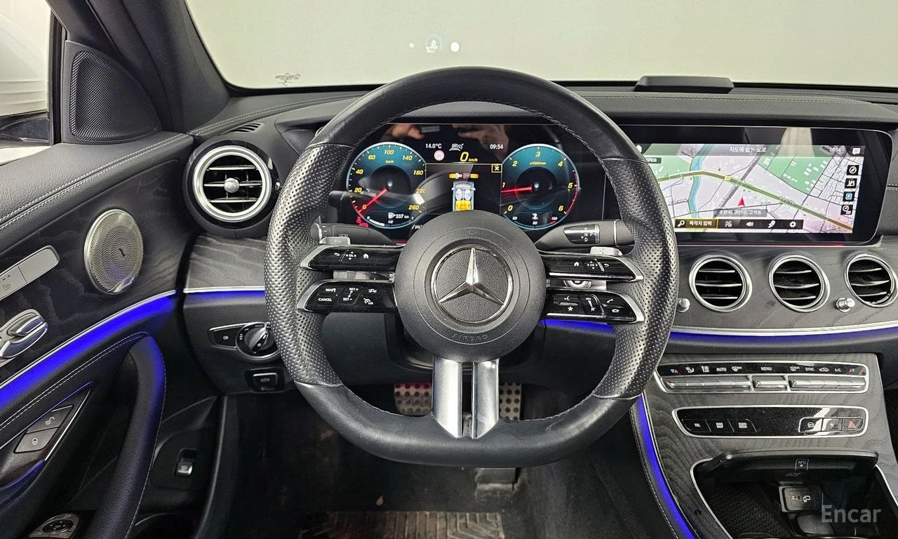 Mercedes-Benz E 220 4MATIC* AMG* HEAD-UP* 360 КАМЕРИ* ДИСТРОНИК* КЕЙЛЕ, снимка 11 - Автомобили и джипове - 54379942