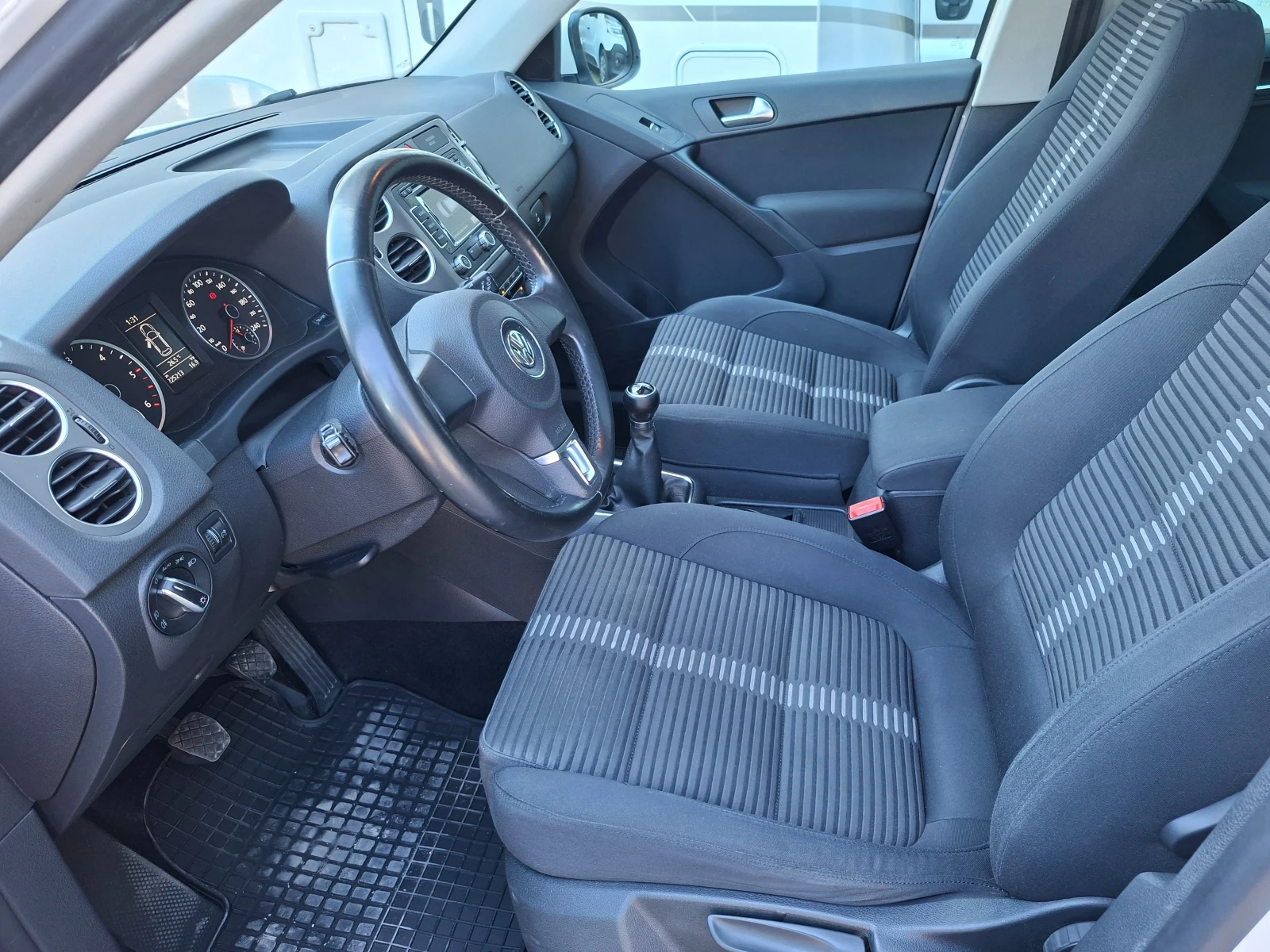 VW Tiguan R-LINE 2.0 TDI 4X4, снимка 13 - Автомобили и джипове - 54940817