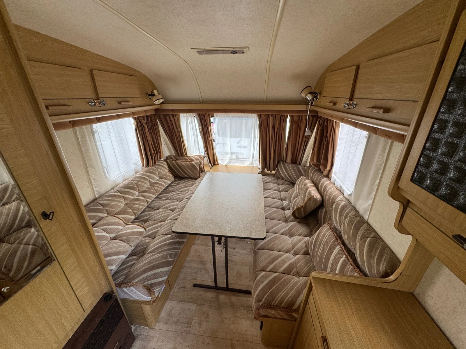 Каравана Hobby Corniche, снимка 10 - Каравани и кемпери - 54632650