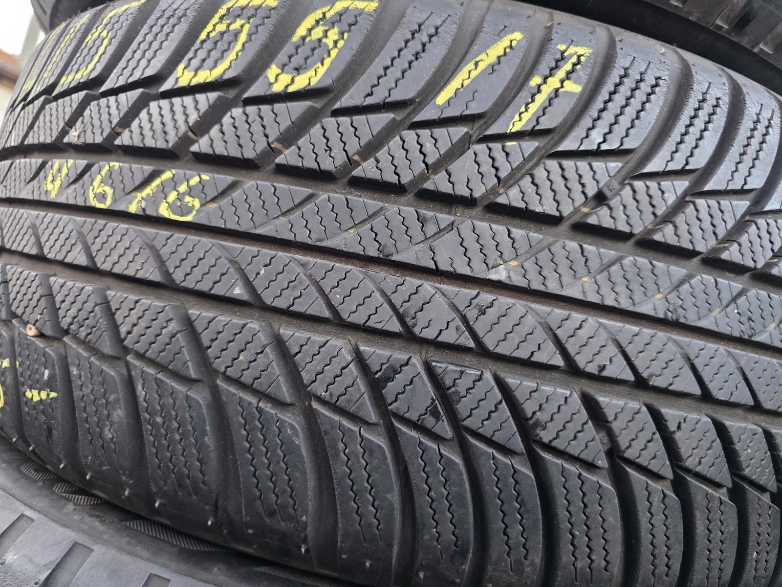 Гуми Зимни 215/55R17, снимка 3 - Гуми и джанти - 56663213