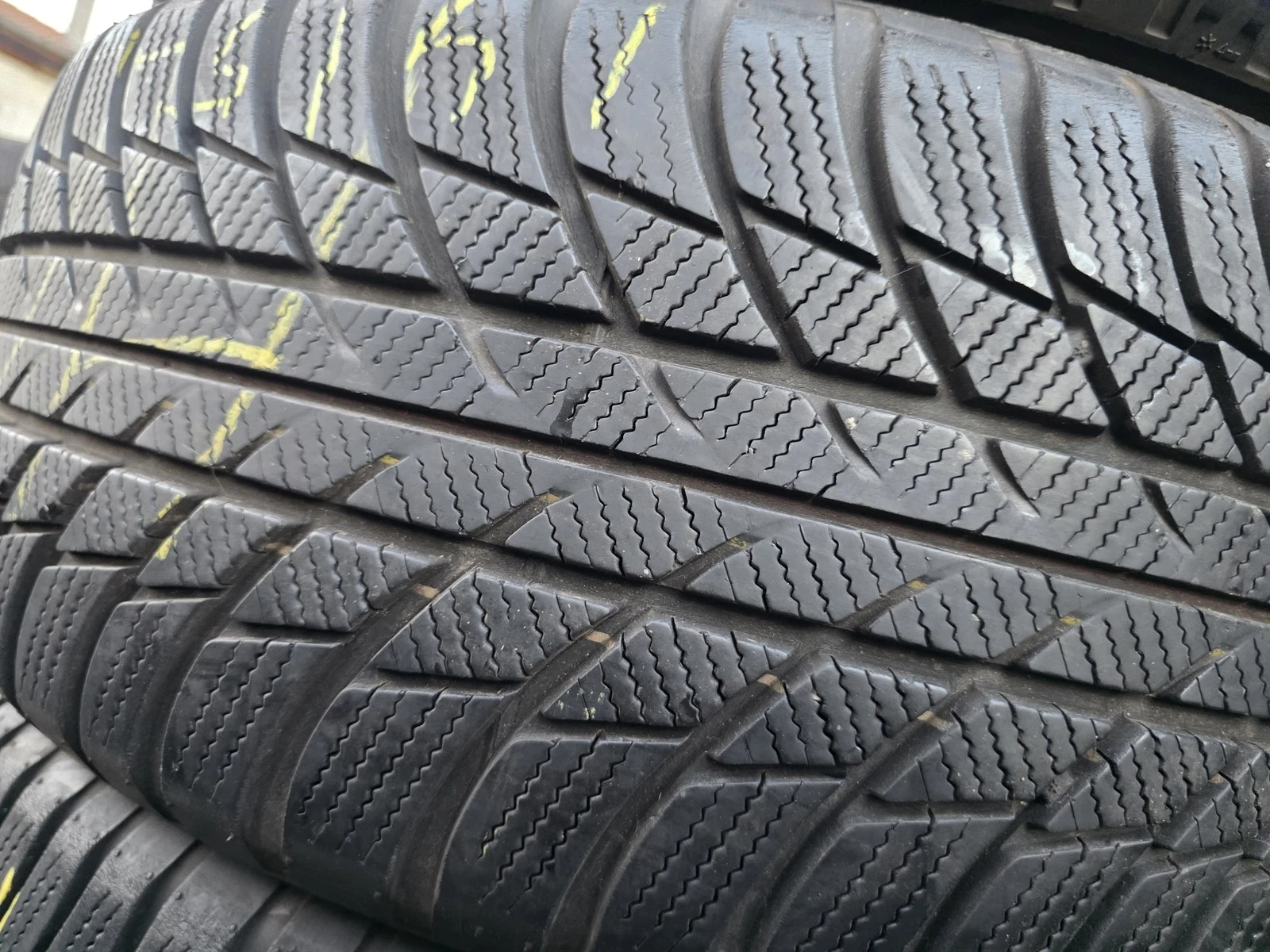 Гуми Зимни 215/55R17, снимка 4 - Гуми и джанти - 56663213