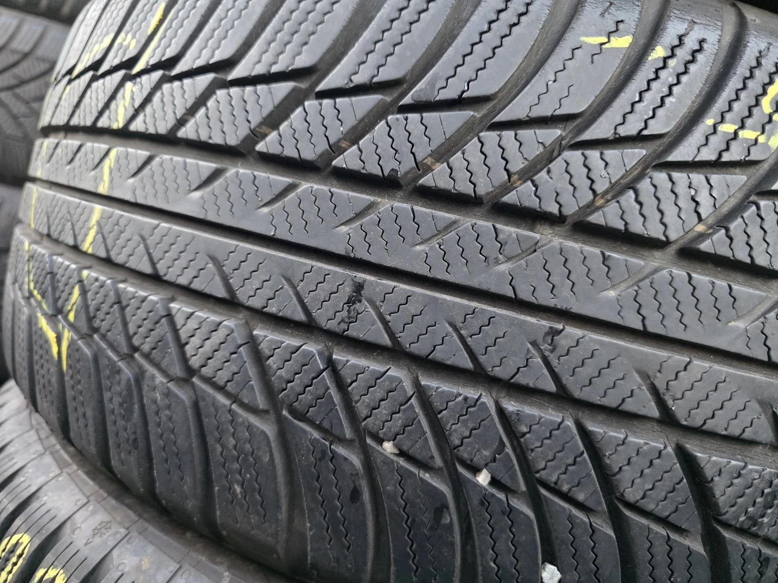 Гуми Зимни 215/55R17, снимка 5 - Гуми и джанти - 56663213