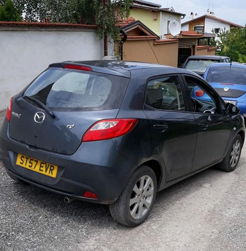 Mazda 2 1.3 Benzin, снимка 4 - Автомобили и джипове - 47672525