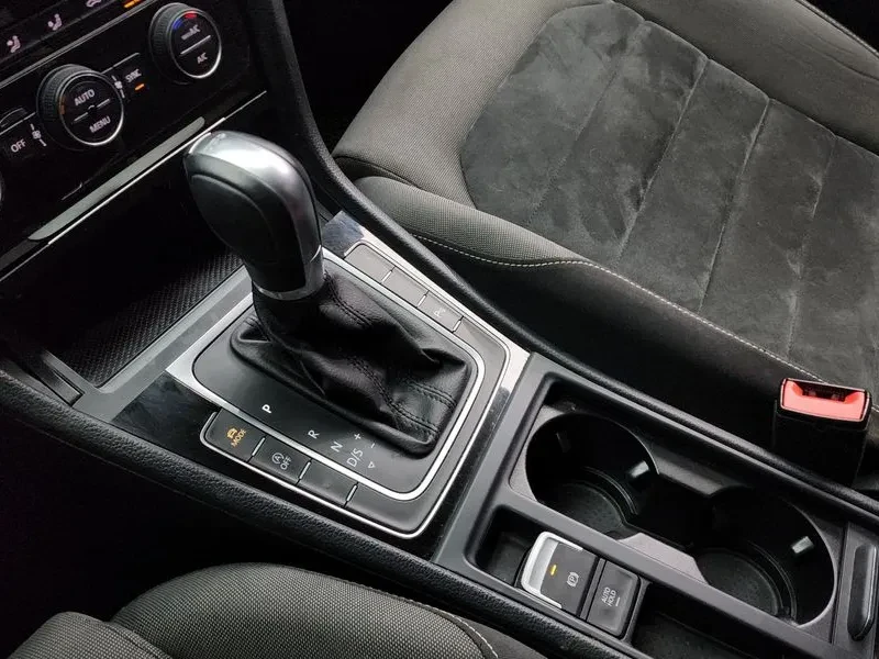 VW Golf 2.0 Tdi, снимка 9 - Автомобили и джипове - 55830348