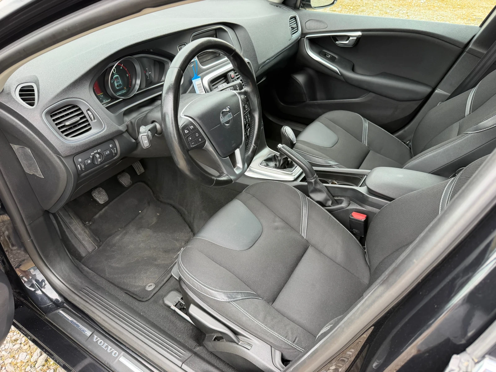 Volvo V40 1.6 E-HDI-NAVI , снимка 9 - Автомобили и джипове - 54697388