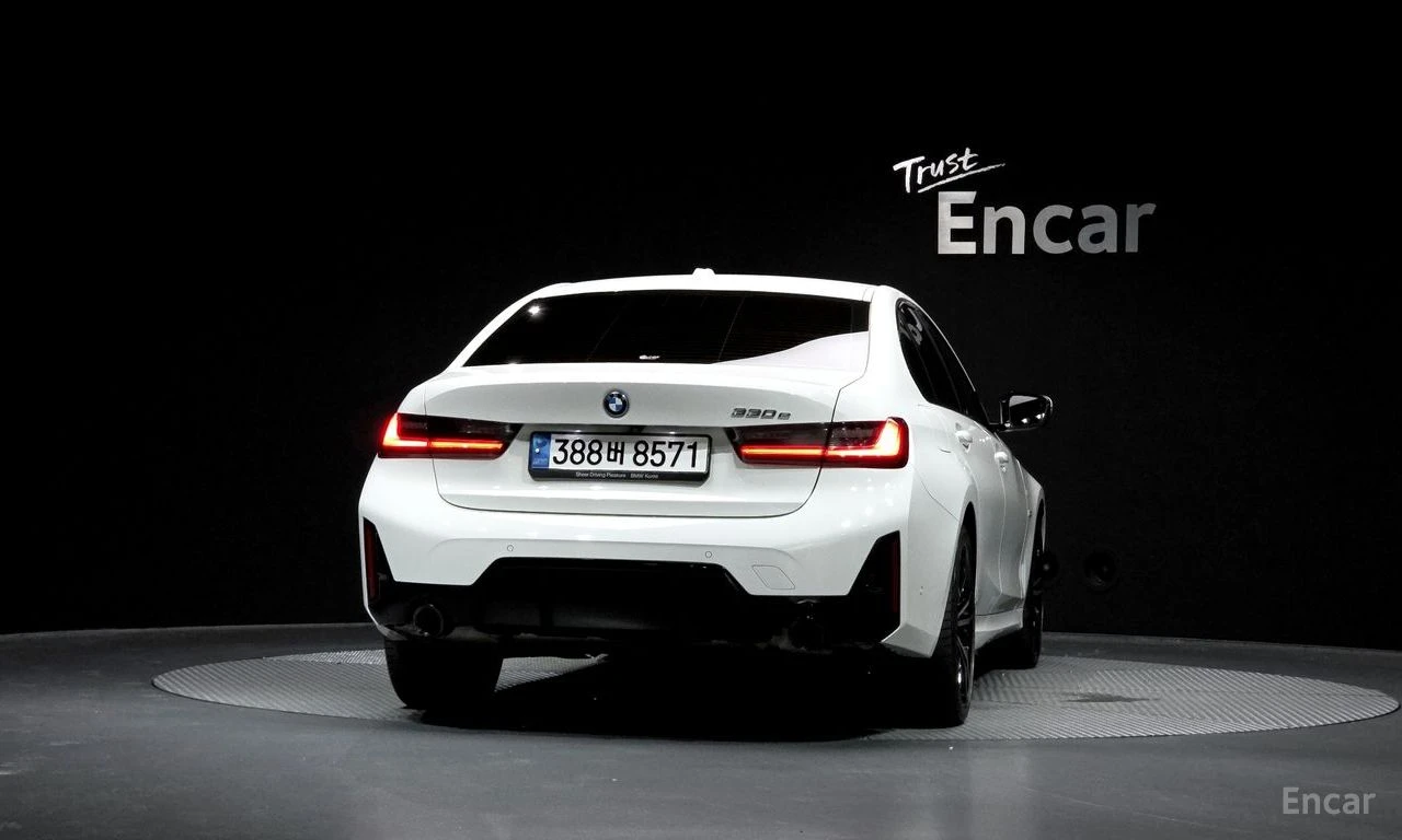 BMW 330 HYBRID* M* SPORT* LASER* ДИСТРОНИК* ХЕДЪП* 360КАМЕ, снимка 4 - Автомобили и джипове - 55422451