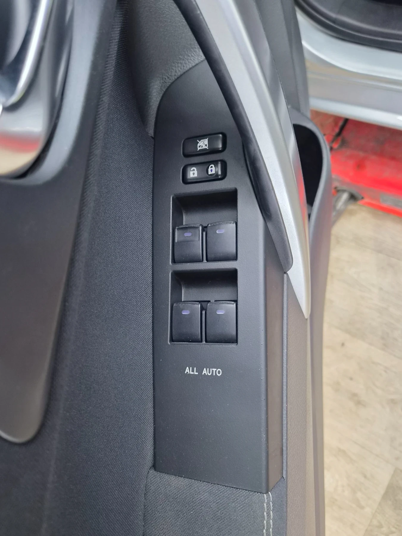 Toyota Auris 1.6 VALVEMATIC 132 PS 8 гуми KEYLESS 100 000KM, снимка 9 - Автомобили и джипове - 55888821