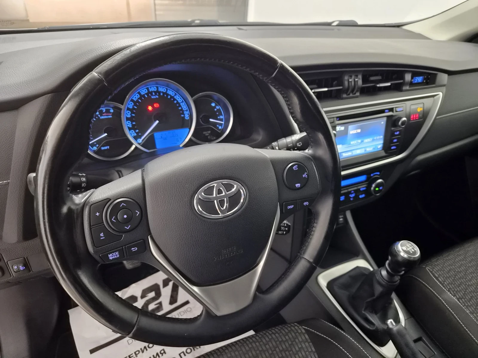 Toyota Auris 1.6 VALVEMATIC 132 PS 8 гуми KEYLESS 100 000KM, снимка 7 - Автомобили и джипове - 55888821