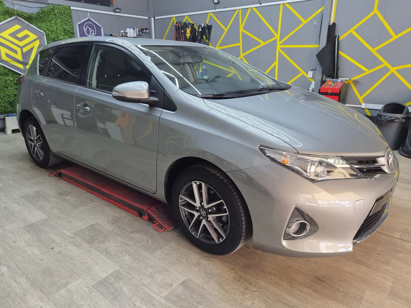 Toyota Auris 1.6 VALVEMATIC 132 PS 8 гуми KEYLESS 100 000KM, снимка 3 - Автомобили и джипове - 55888821
