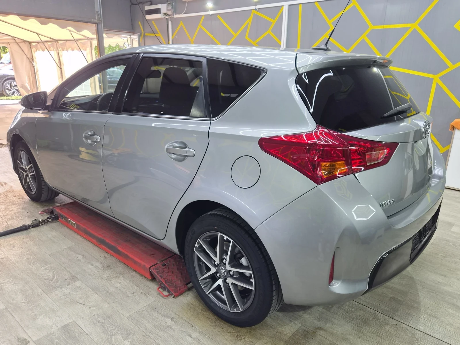 Toyota Auris 1.6 VALVEMATIC 132 PS 8 гуми KEYLESS 100 000KM, снимка 6 - Автомобили и джипове - 55888821