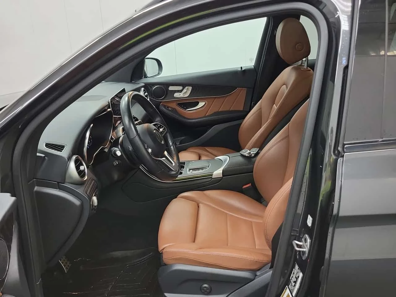 Mercedes-Benz GLC 300 * 4MATIC * CARFAX * 2 КЛЮЧА * ПОДГРЕВИ * PANO, снимка 5 - Автомобили и джипове - 53729671