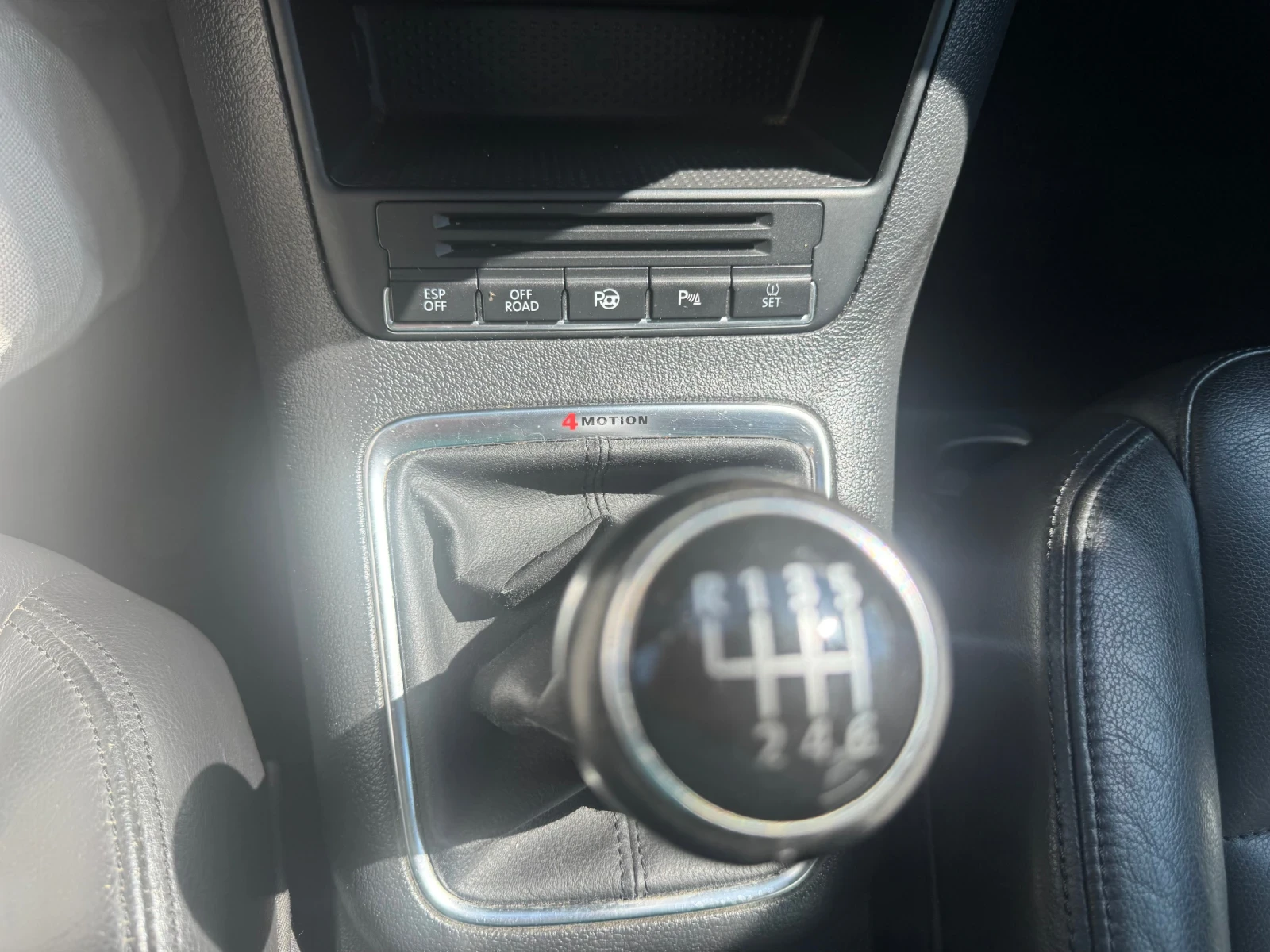 VW Tiguan NAVI* ПАНОРАМА* ПОДГРЕВ* КОЖА* КАМЕРА* 1.4T 4x4 15, снимка 2 - Автомобили и джипове - 55571087