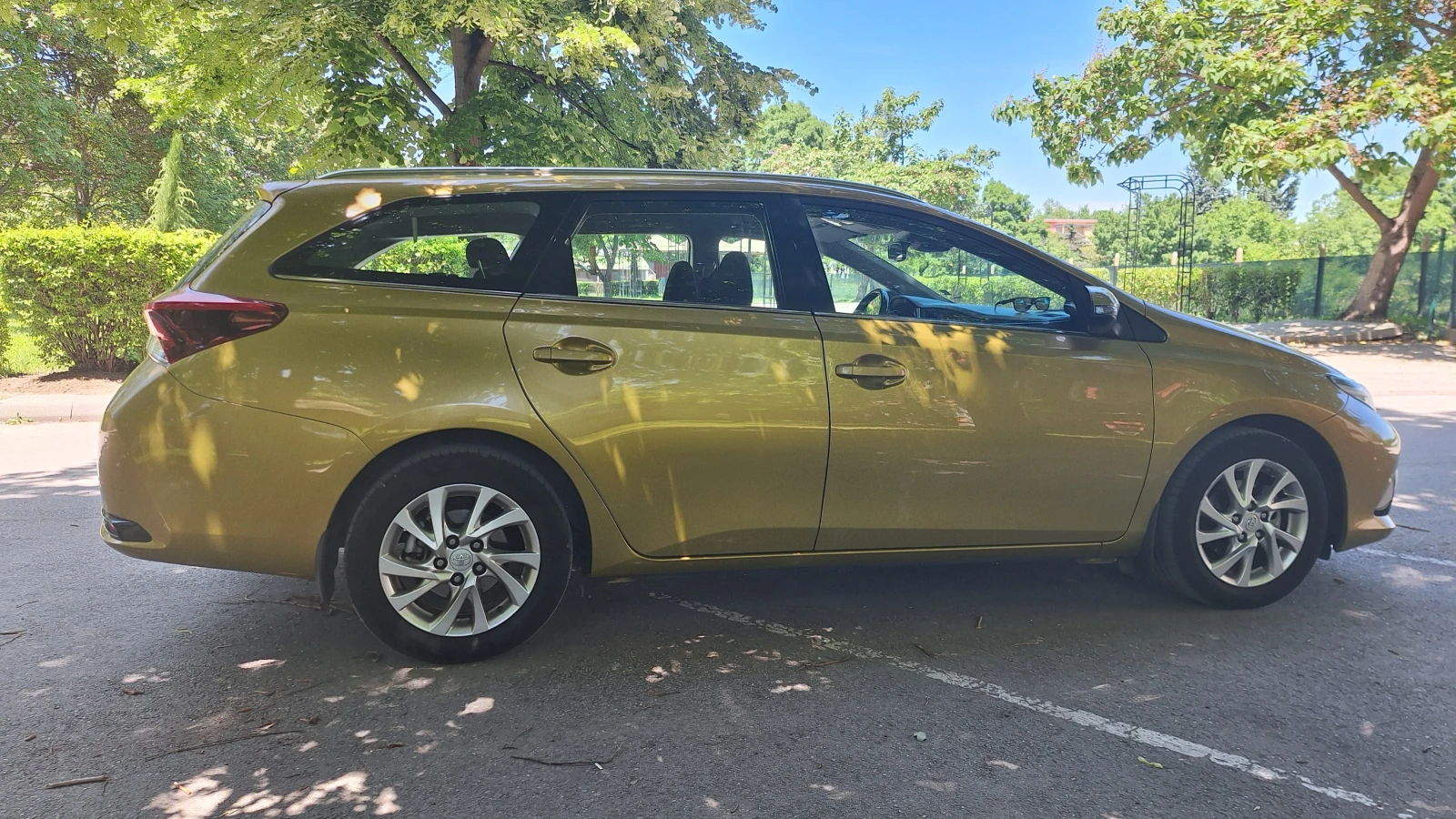 Toyota Auris 1.6, снимка 5 - Автомобили и джипове - 54723504