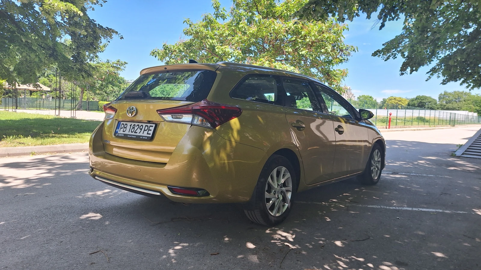 Toyota Auris 1.6, снимка 4 - Автомобили и джипове - 54723504
