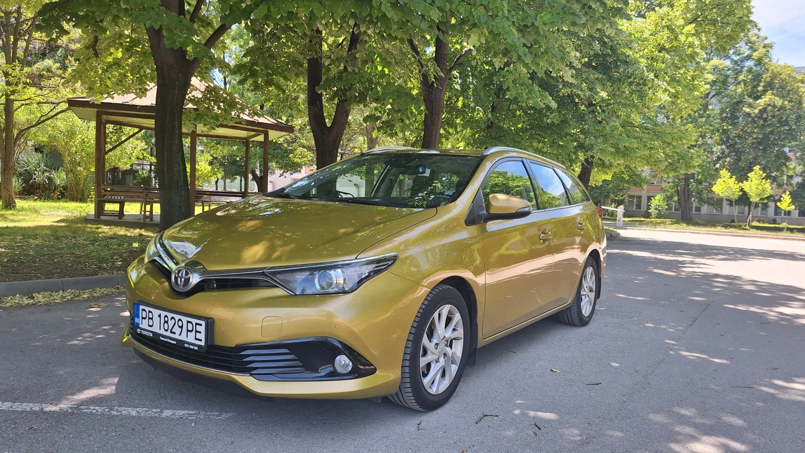 Toyota Auris 1.6, снимка 8 - Автомобили и джипове - 54723504