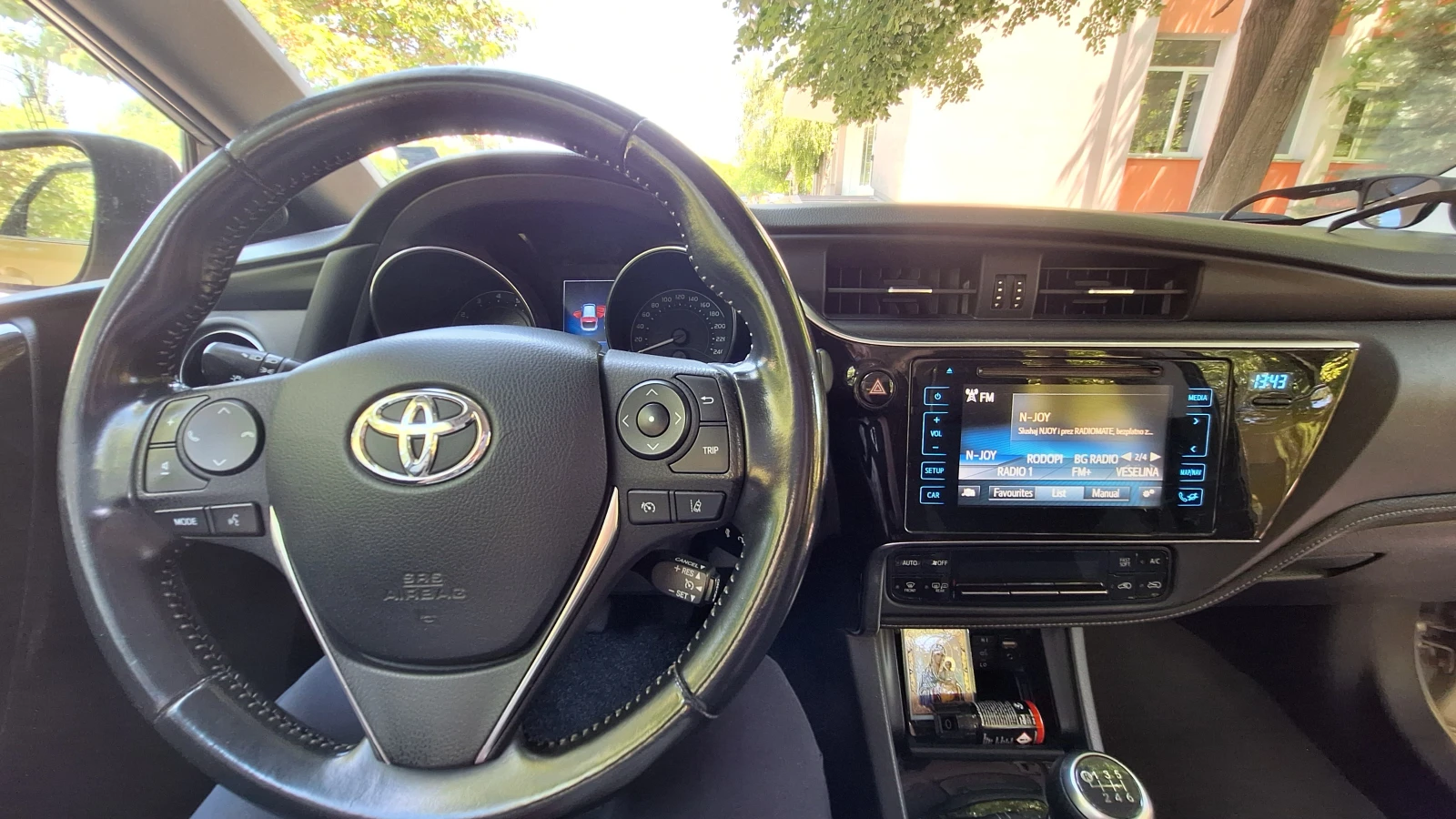 Toyota Auris 1.6, снимка 9 - Автомобили и джипове - 54723504