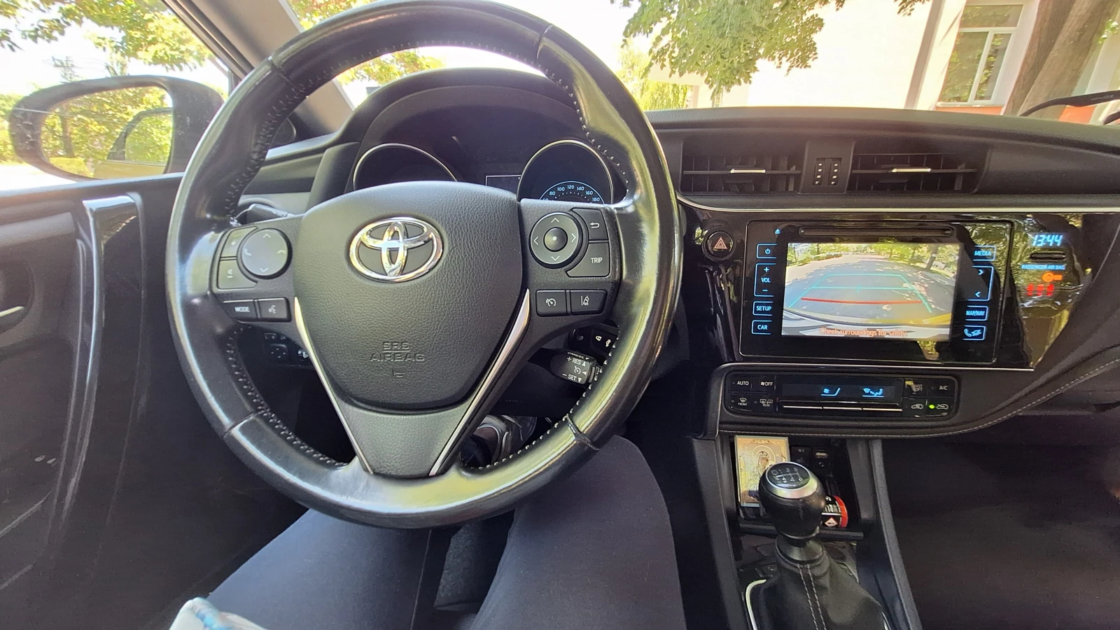 Toyota Auris 1.6, снимка 10 - Автомобили и джипове - 54723504