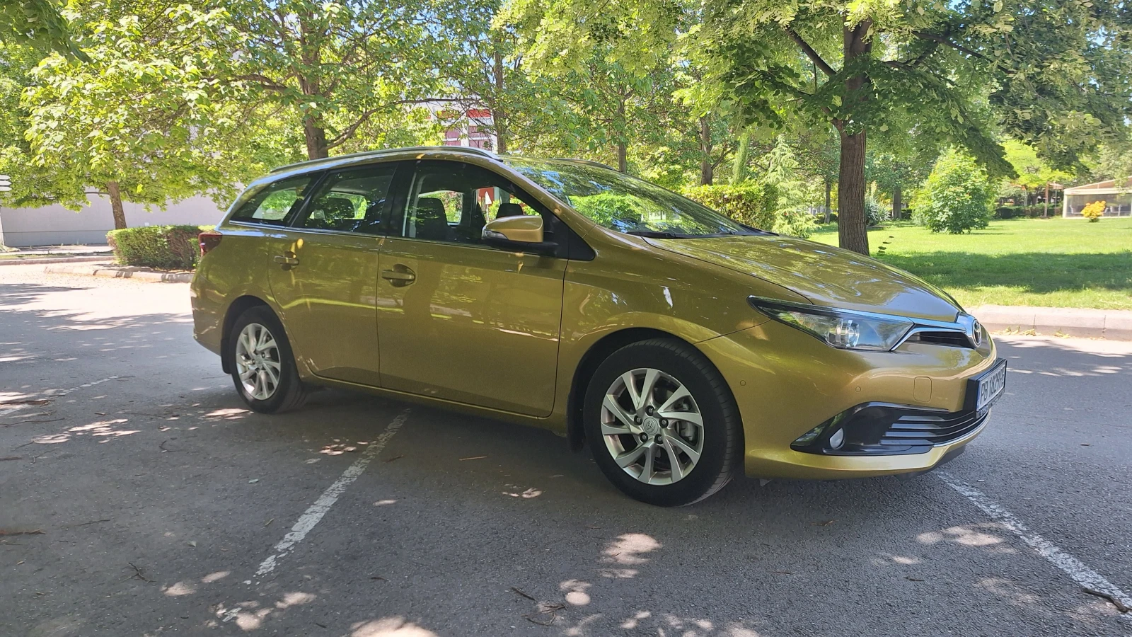 Toyota Auris 1.6, снимка 6 - Автомобили и джипове - 54723504